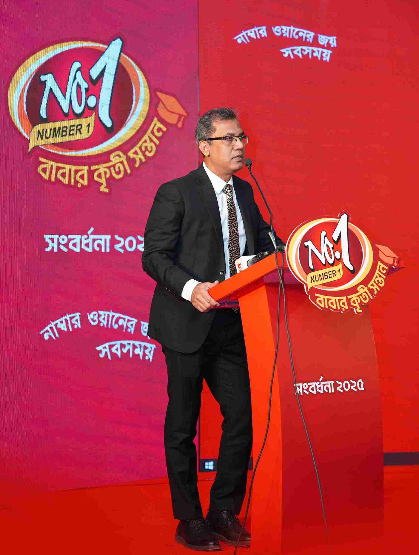 সংবর্ধনা অনুষ্ঠানের মুহূর্ত