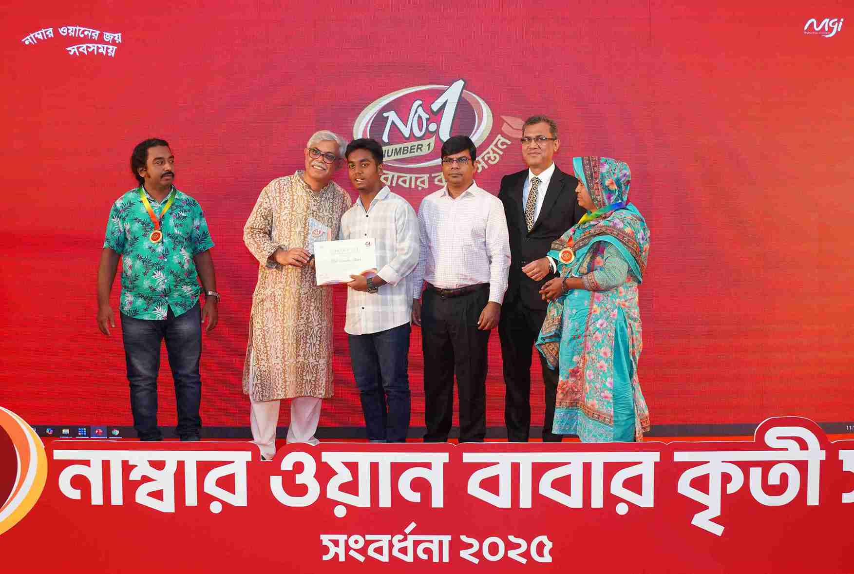 কৃতী শিক্ষার্থীদের সংবর্ধনা
